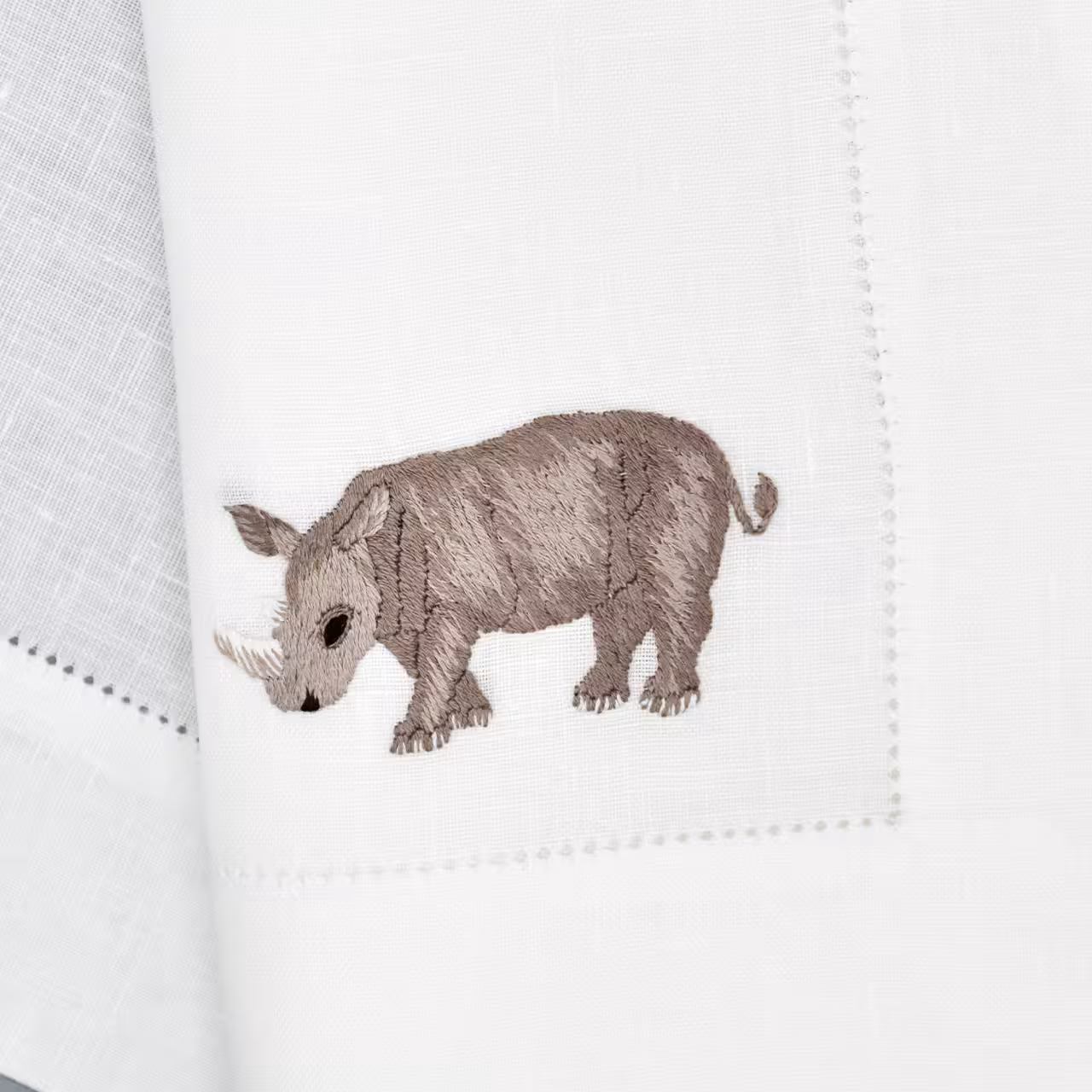 Tischwäsche-Serie Afrika Stickerei auf weiß Nashorn Detail