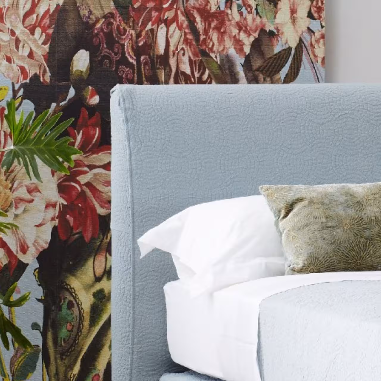 Doppelbett Chill mit blauem Stoff in Schlafzimmer vor floraler Tapete Detail