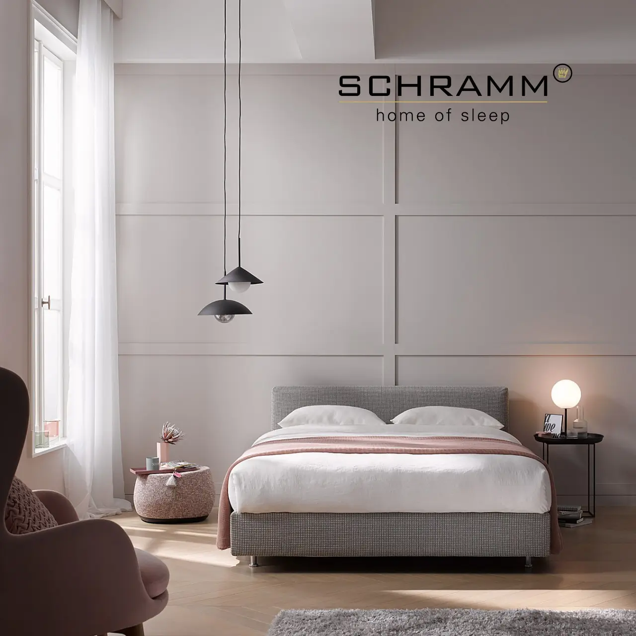 Schlafzimmer mit Nachttisch, Doppelbett aus SCHRAMM Matratze, Teppich und Sessel