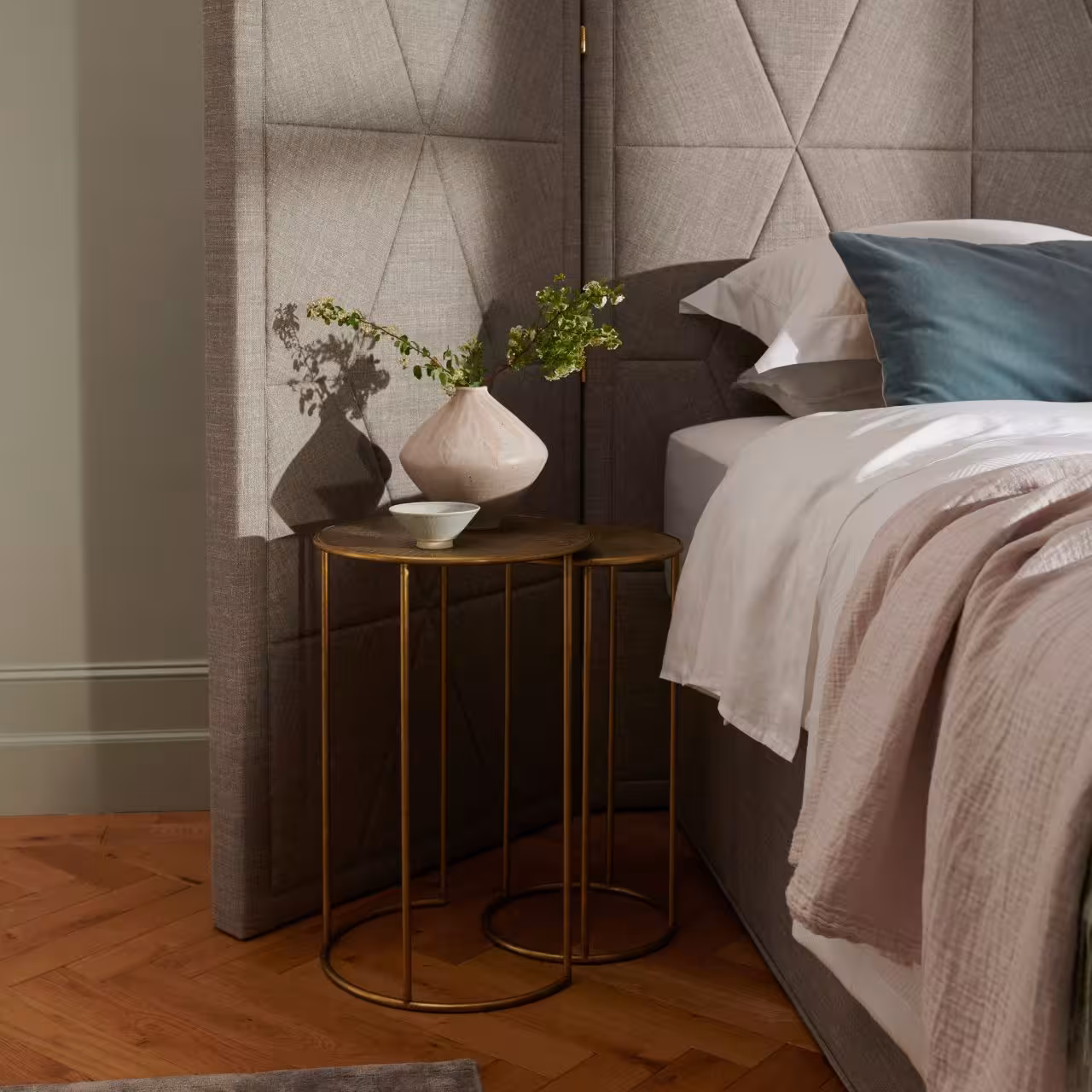 Bett Berkeley graubeige in Schlafzimmer  mit Parkettboden