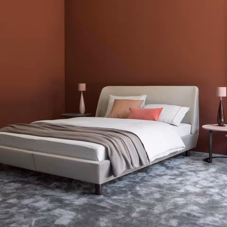 Polsterbett Lalune grau in Schlafzimmer