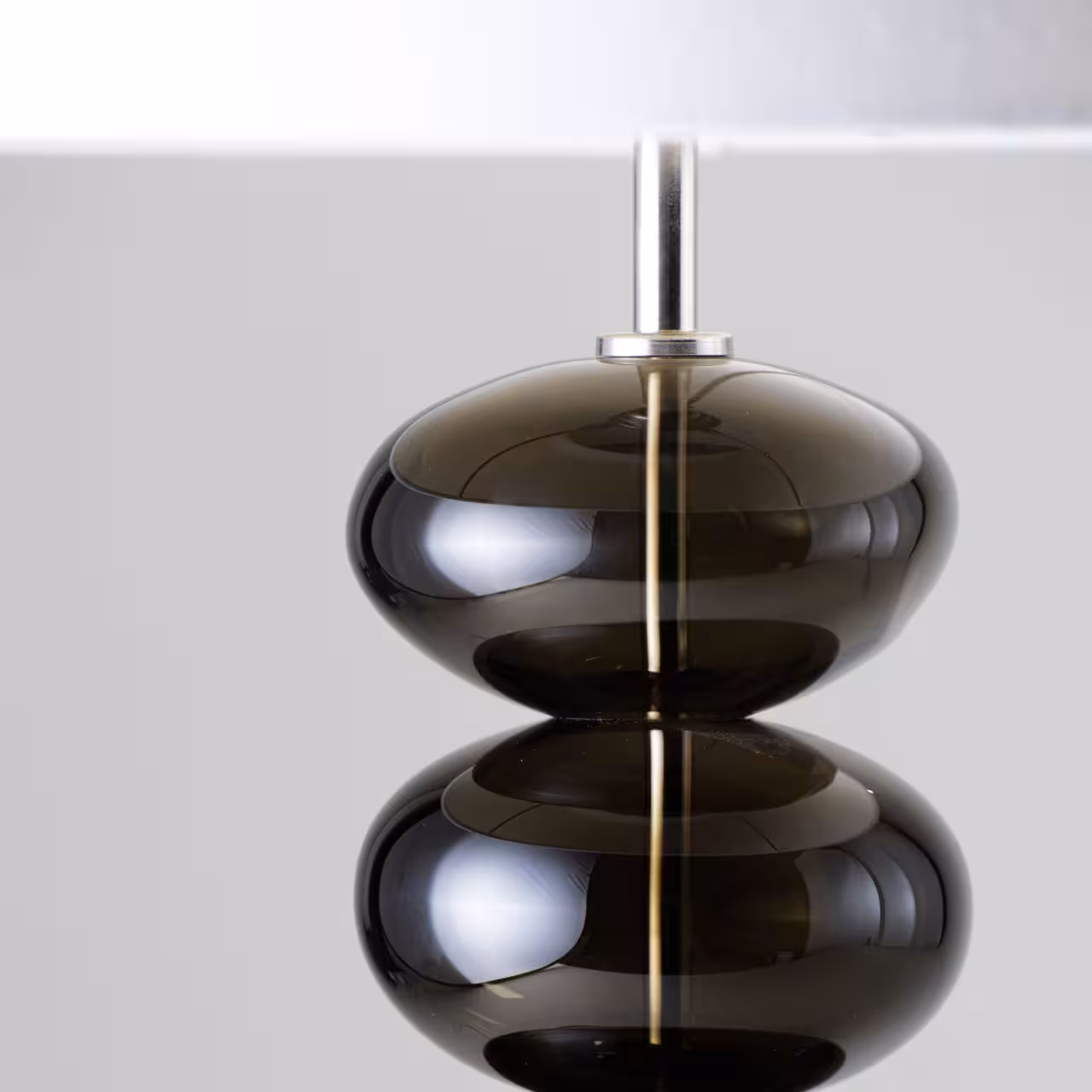 Tischleuchte Adam mit Glasfuß Detail