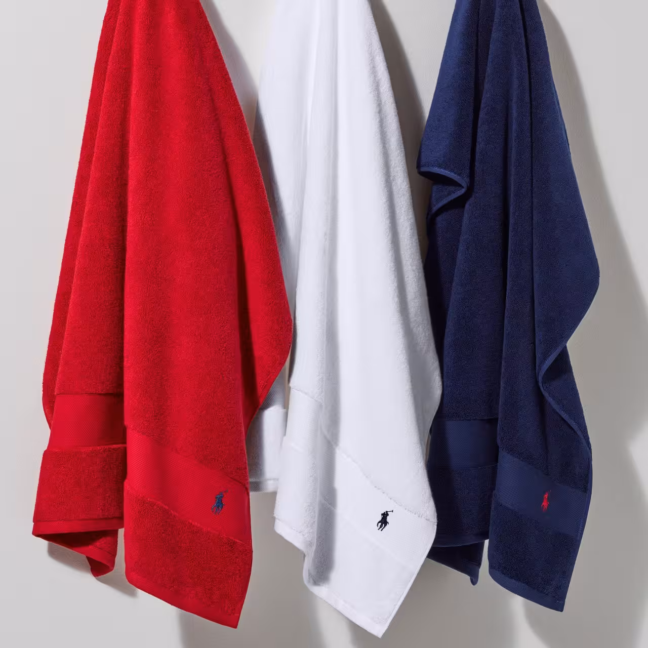 Polo Player Frottier weiß, blau und rot an Wandhaken