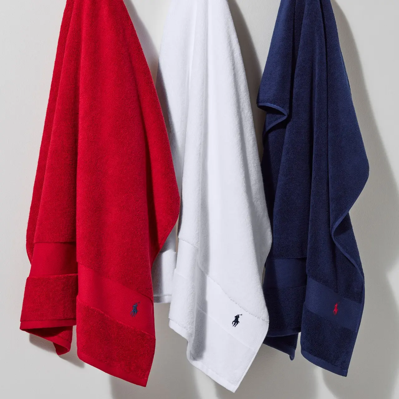 Polo Player Frottier weiß, blau und rot an Wandhaken
