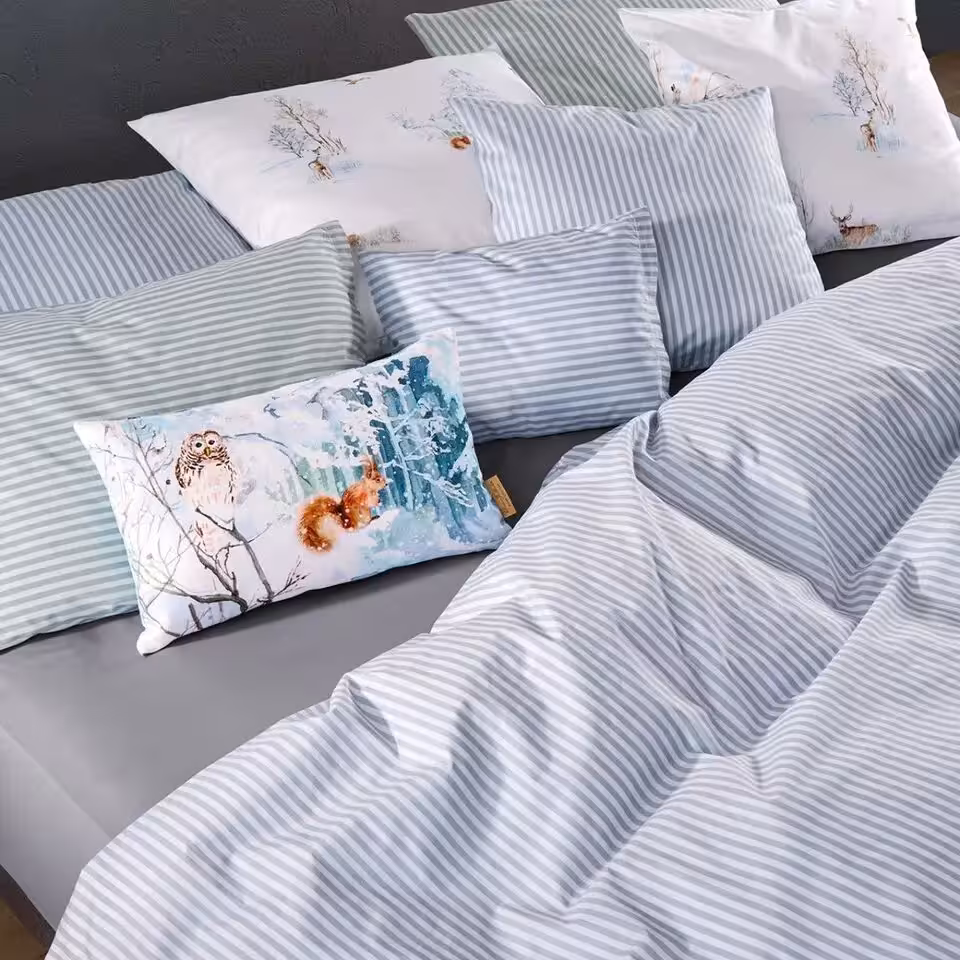Bettwäsche Nils mit Dekokissen in Bett dekoriert