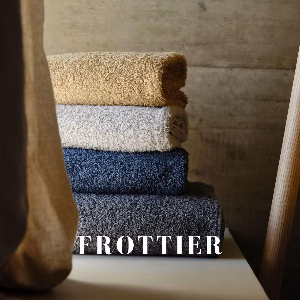 Stapel aus Handtüchern in Beige und Blau
