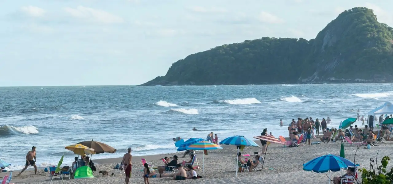 Strandszene mit Sonnenschirmen