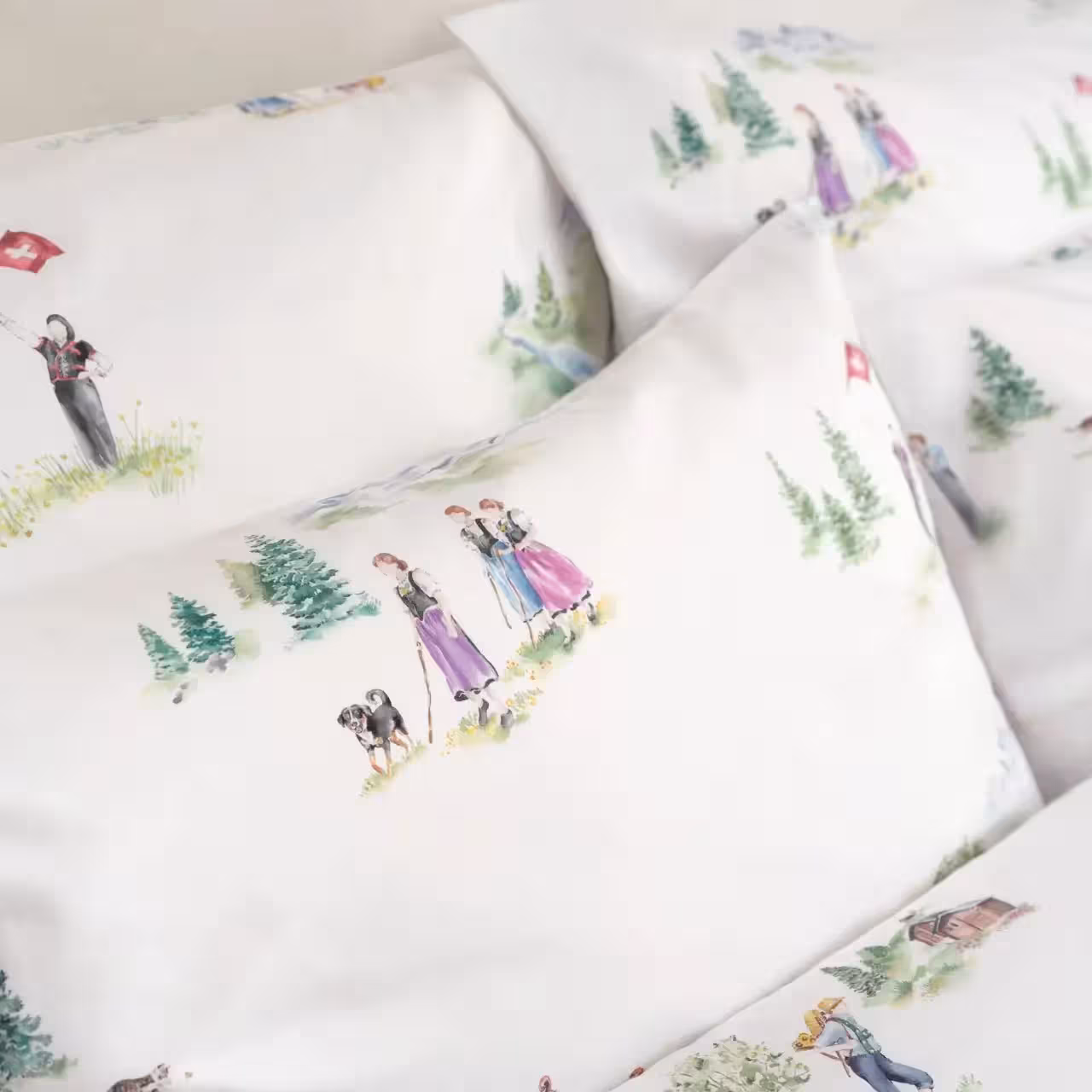 Bettwäschegarnitur Alma weiß mit Bergszenen in Schlafzimmer Detail