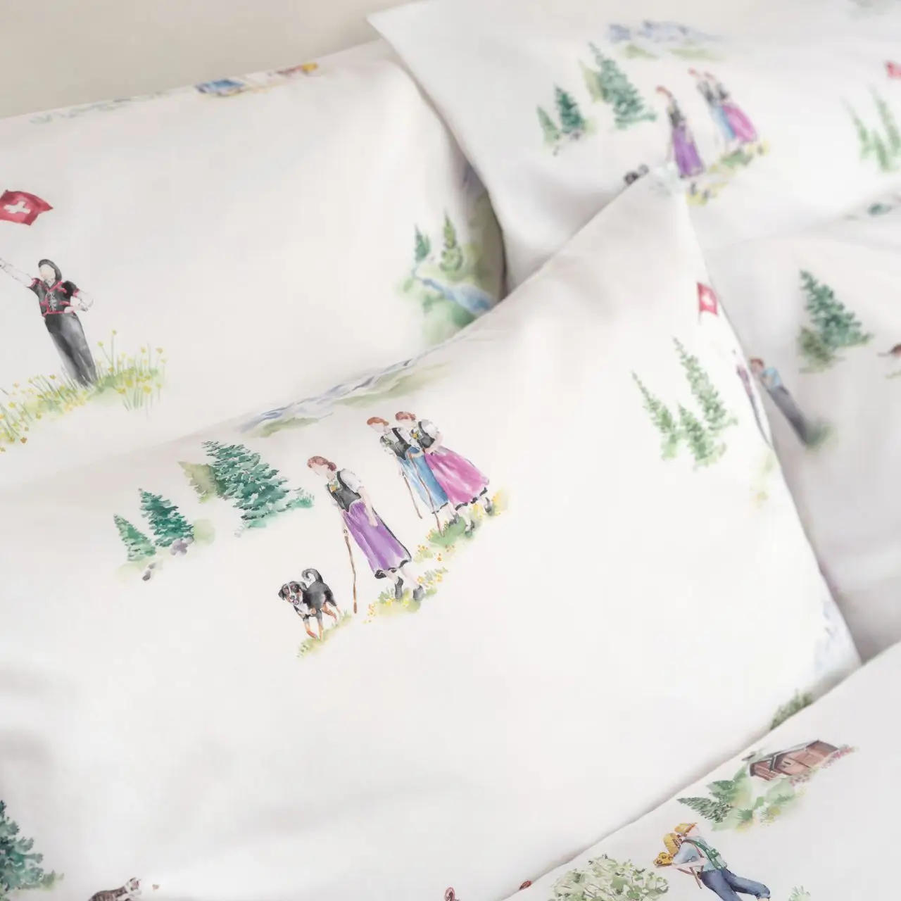 Bettwäschegarnitur Alma weiß mit Bergszenen in Schlafzimmer Detail