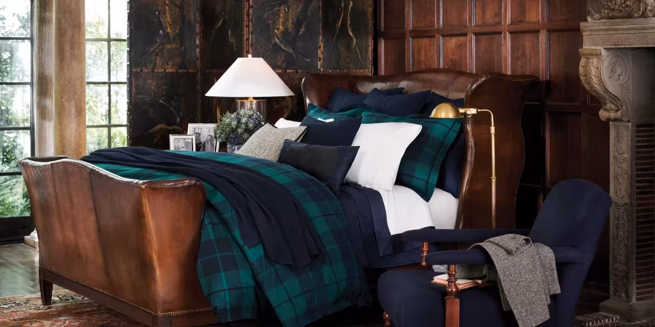 Dunkelbraunes Leder Bett mit dunkelgrün und dunkelblau karierter Ralph Lauren Bettwäsche