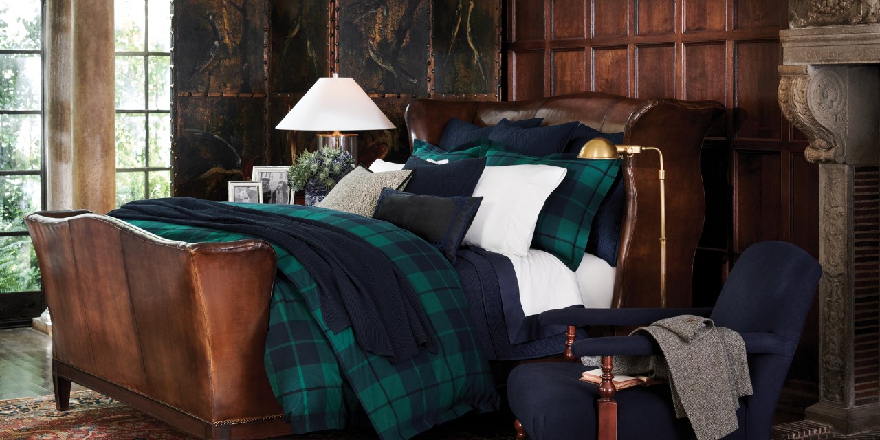 Ralph Lauren Home Dunkelbraunes Leder Bett mit dunkelgrün und dunkelblau karierter Ralph Lauren Bettwäsche