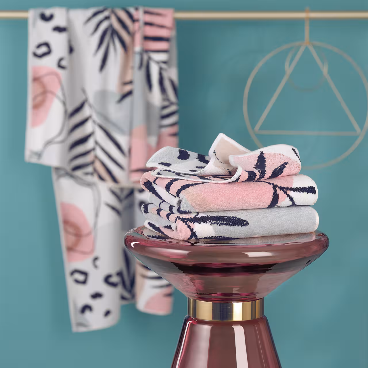 Chenilleserie Stay Wild rosa und beige mit abstraktem Muster in Badezimmer