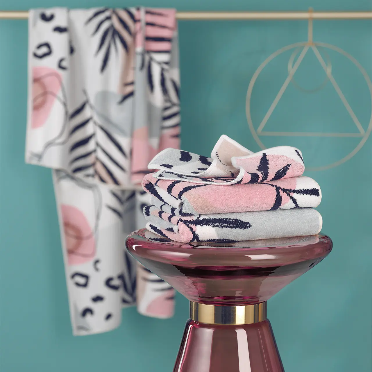 Chenilleserie Stay Wild rosa und beige mit abstraktem Muster in Badezimmer