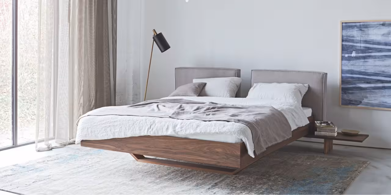 Holzbett in hellem Zimmer