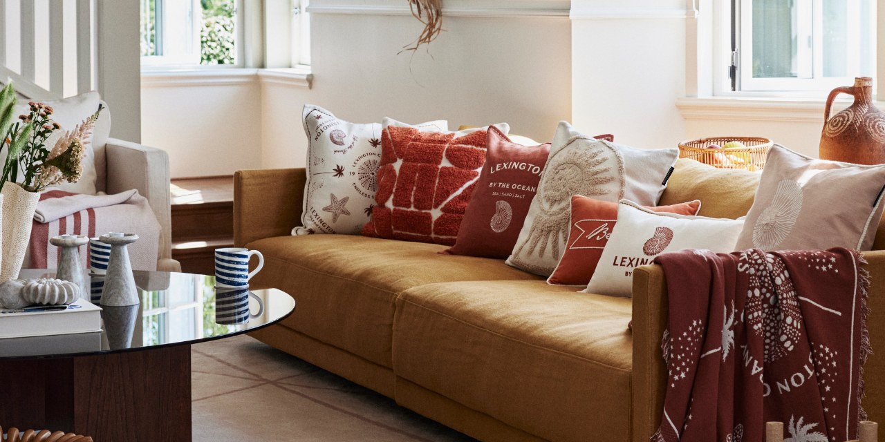 Lexington Bettwäsche, Kissen, Decken und mehr Senfgelbes Sofa mit Lexington Kissen und Decke in warmen Rot- und Beige-Tönen