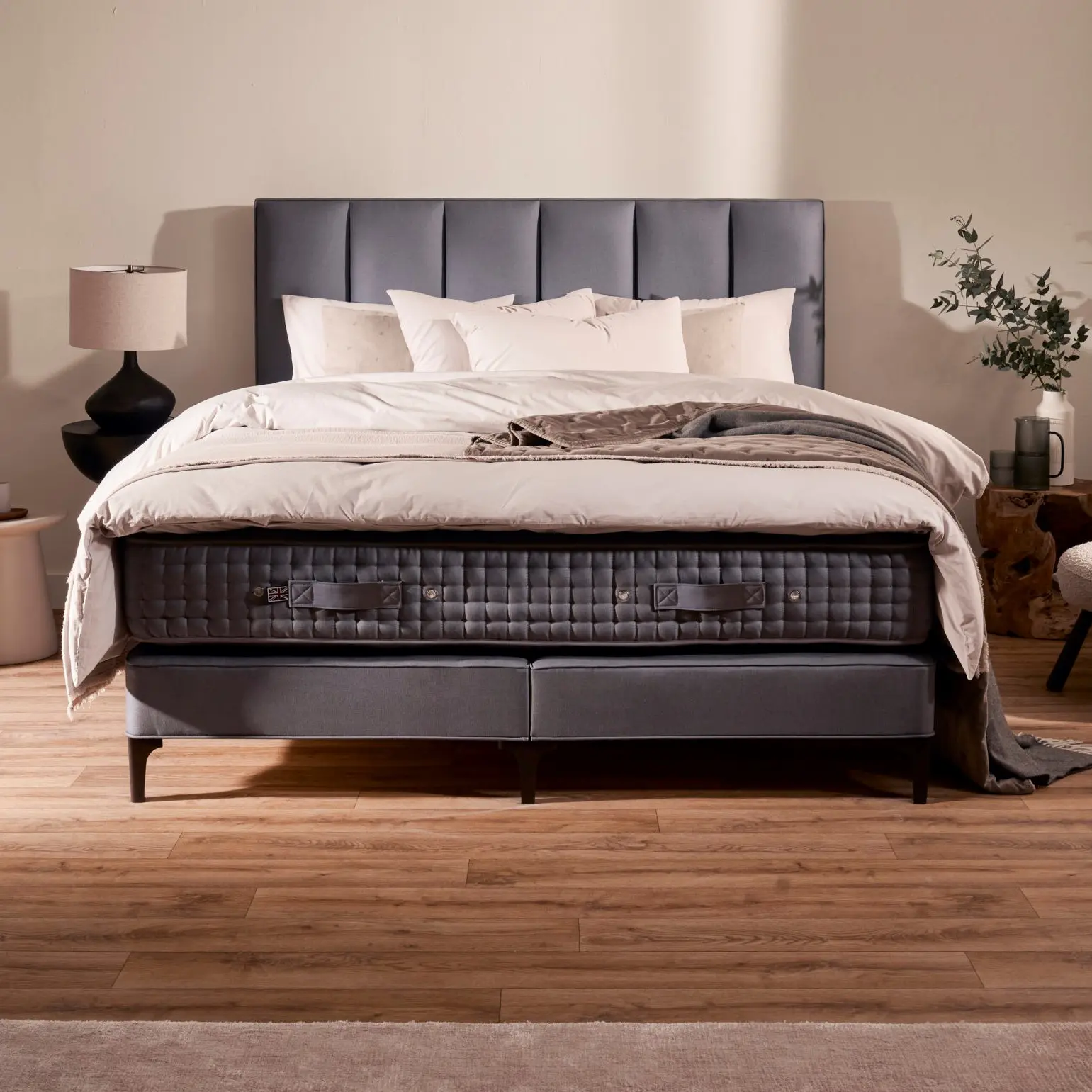 Polsterbett Monochrome anthrazit in Schlafzimmer