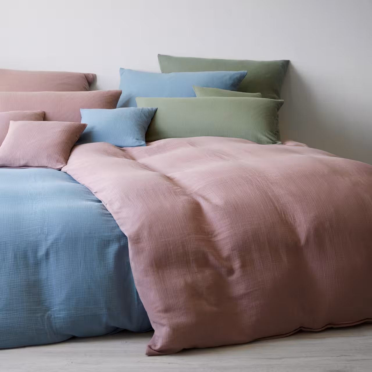 Bettwäschegarnitur Smooth verschiedene Farben auf Bett in Schlafzimmer