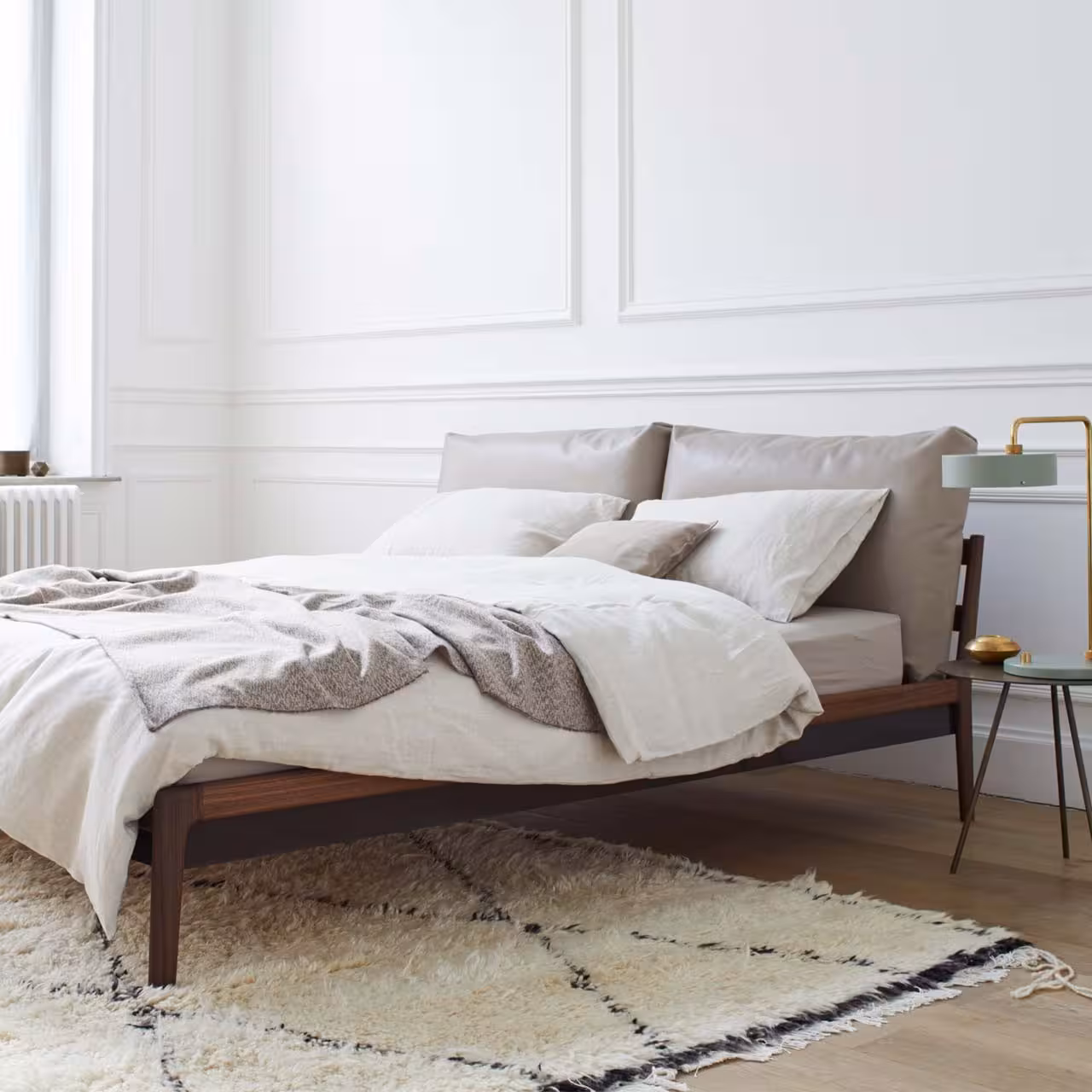 Holzbett Sova braun in Schlafzimmer