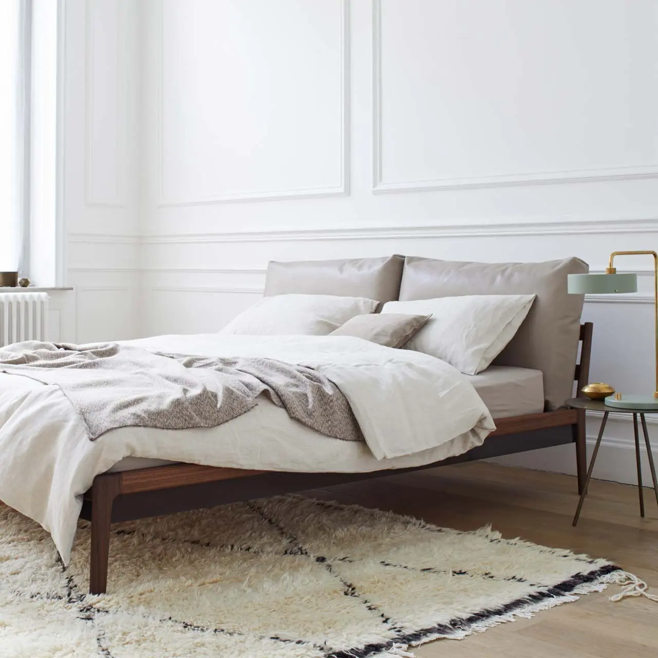 Holzbett Sova braun in Schlafzimmer