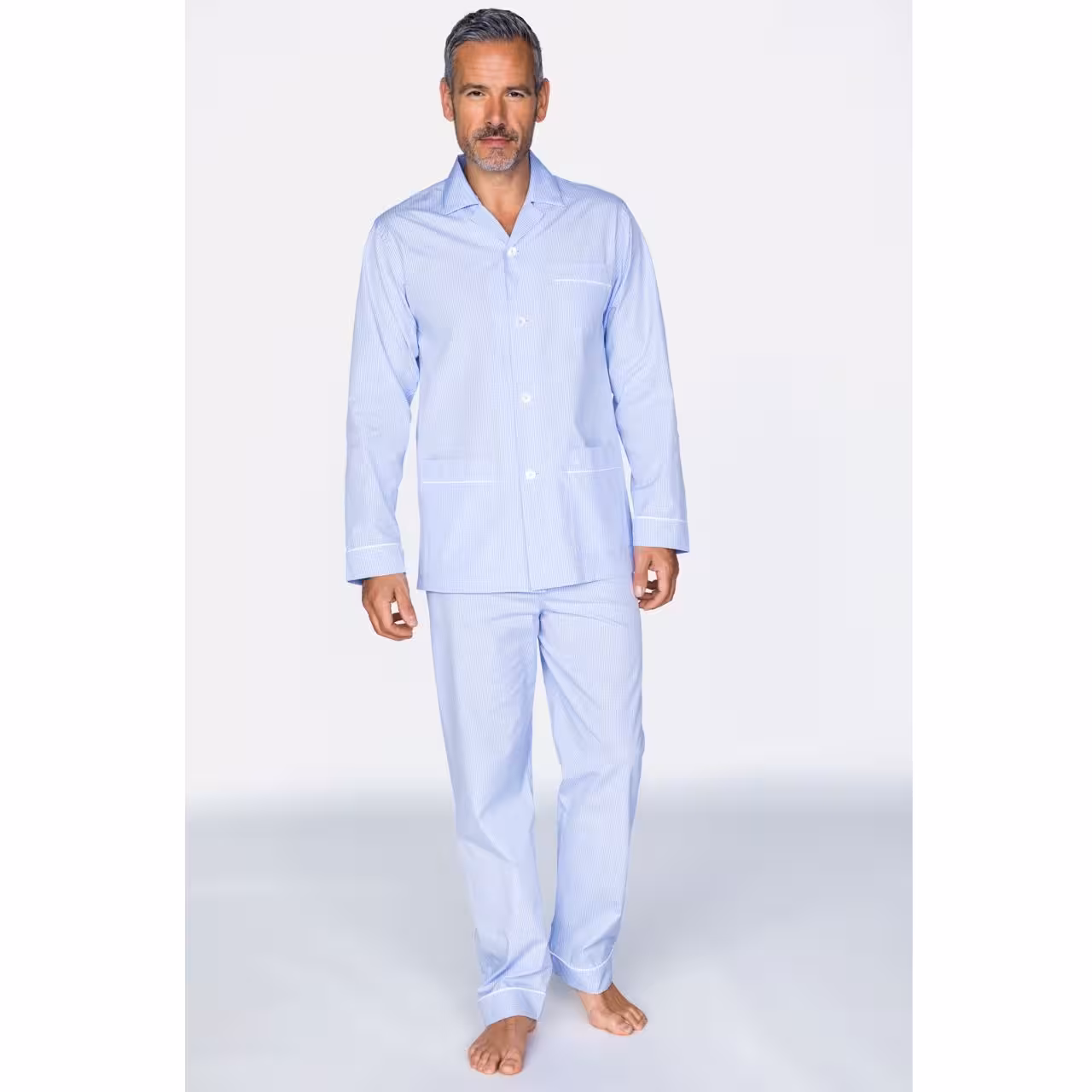 Pyjama Carlo P hellblau weiß gestreift am Modell 