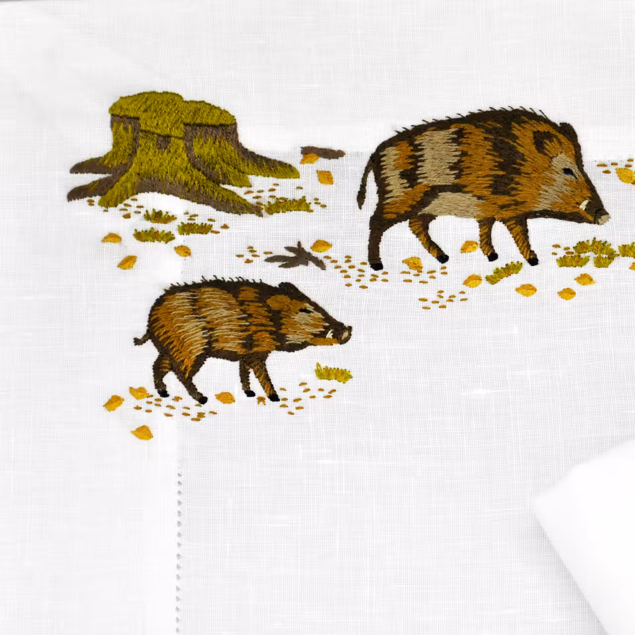 Tischset Stickerei Wildschweine braun auf weiß  Detail