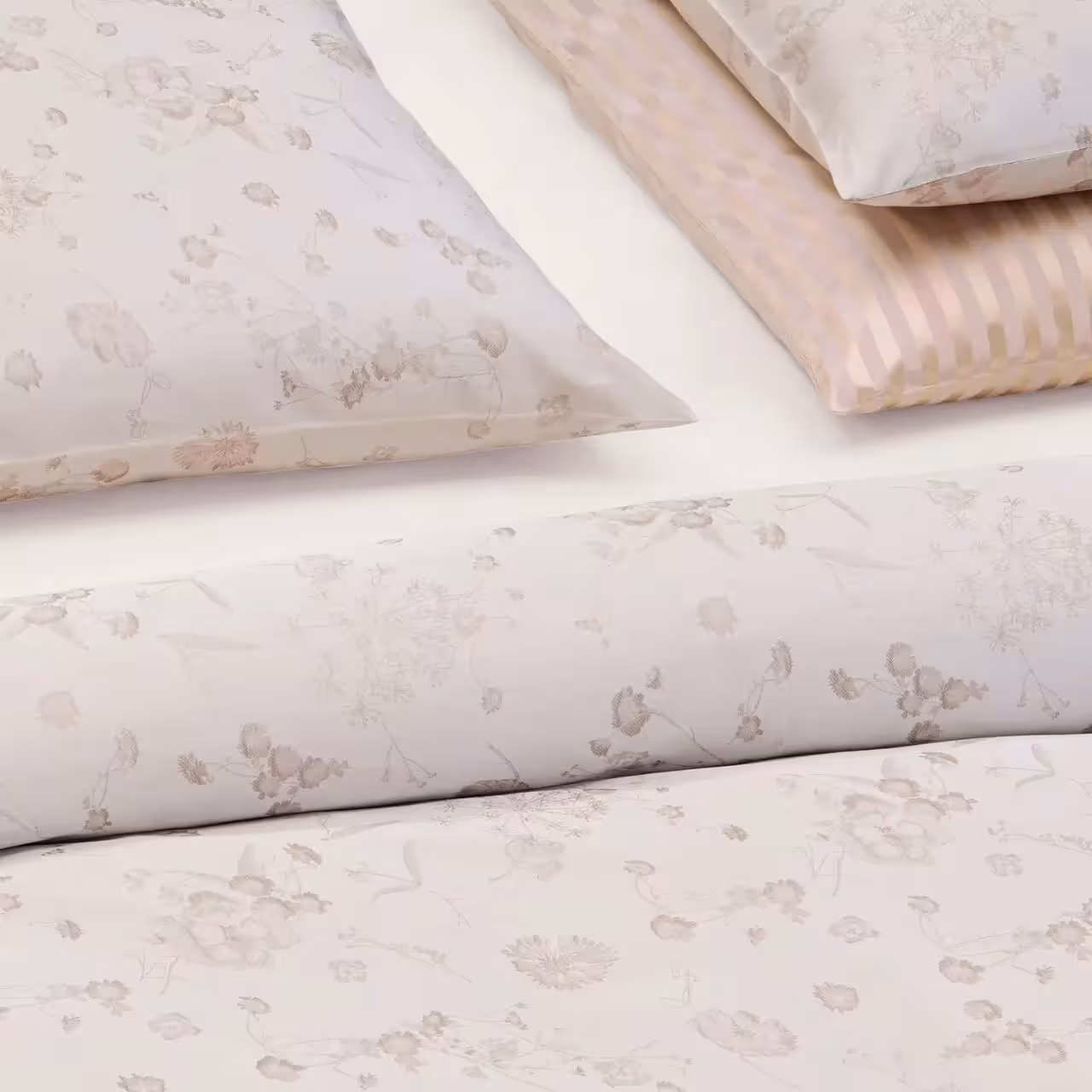 Bettwäschegarnitur Fiori Pastello rosa mit Blumenmuster Detail