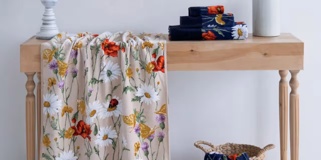 Handtücher mit Blumenmuster auf Holzkonsole