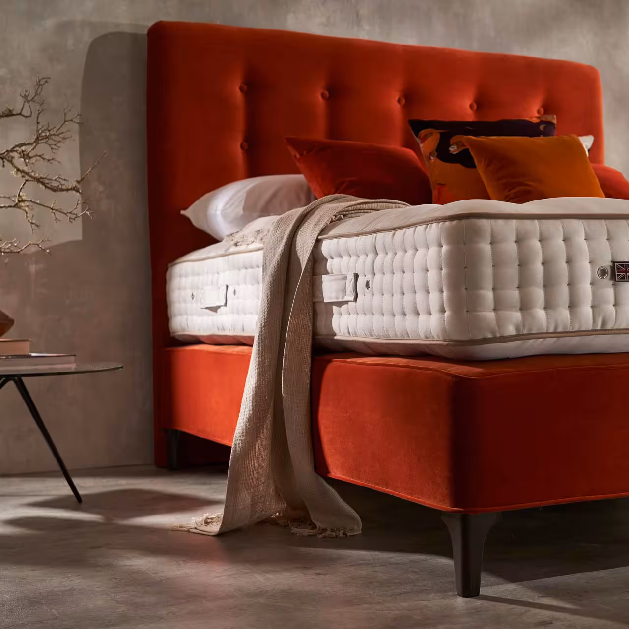 Polsterbett Achilles rot in Schlafzimmer beige