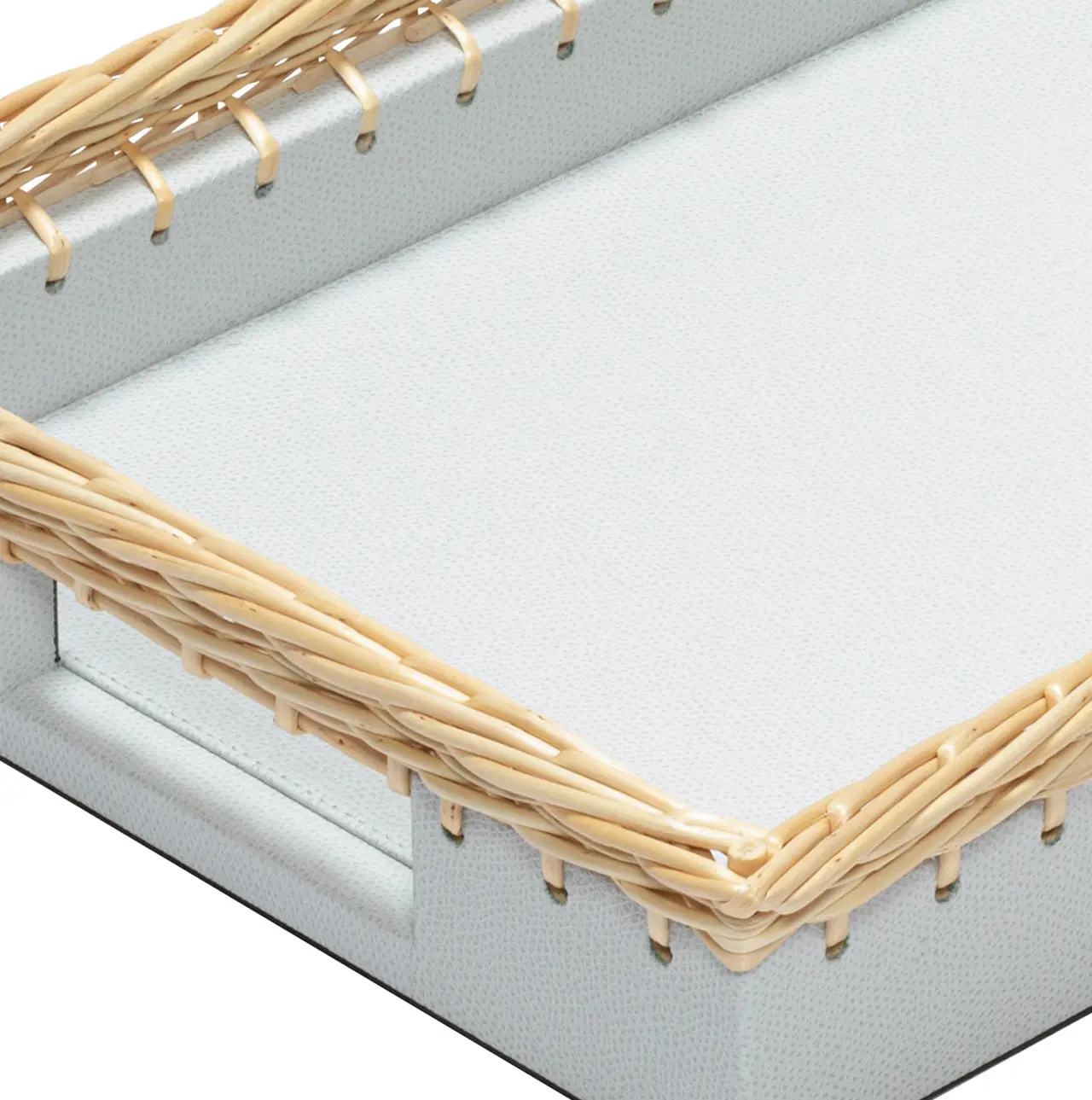 Tablett hell mit Leder bezogen und Rand aus hellem Geflecht Detail