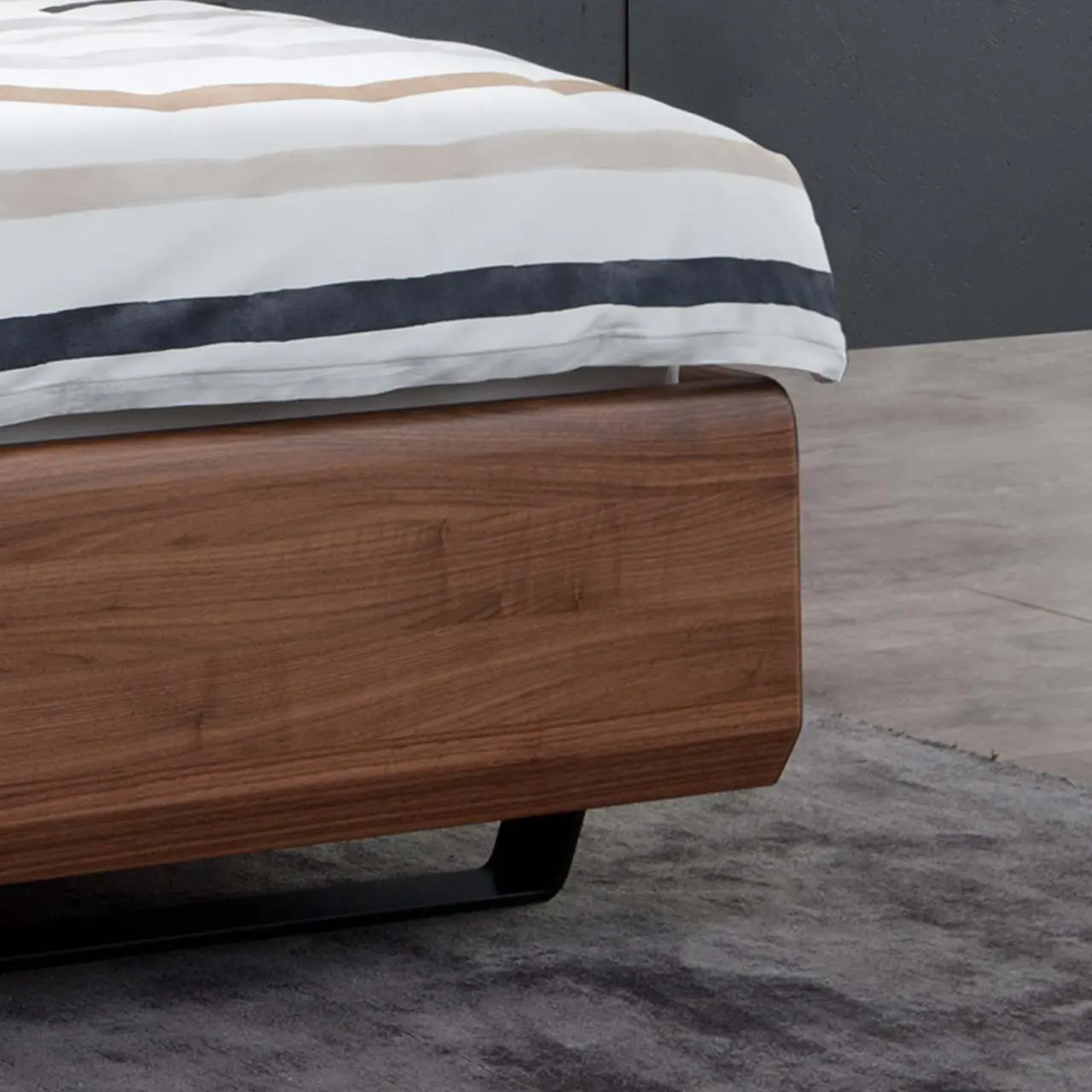 Holzbett Supra braun Fußende Detail in Schlafzimmer