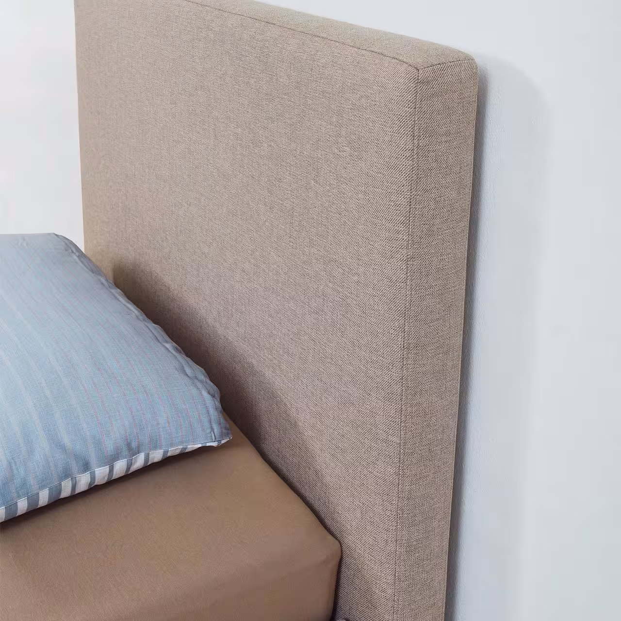 Bett Nevara mit Stoff beige bezogen Kopfteil