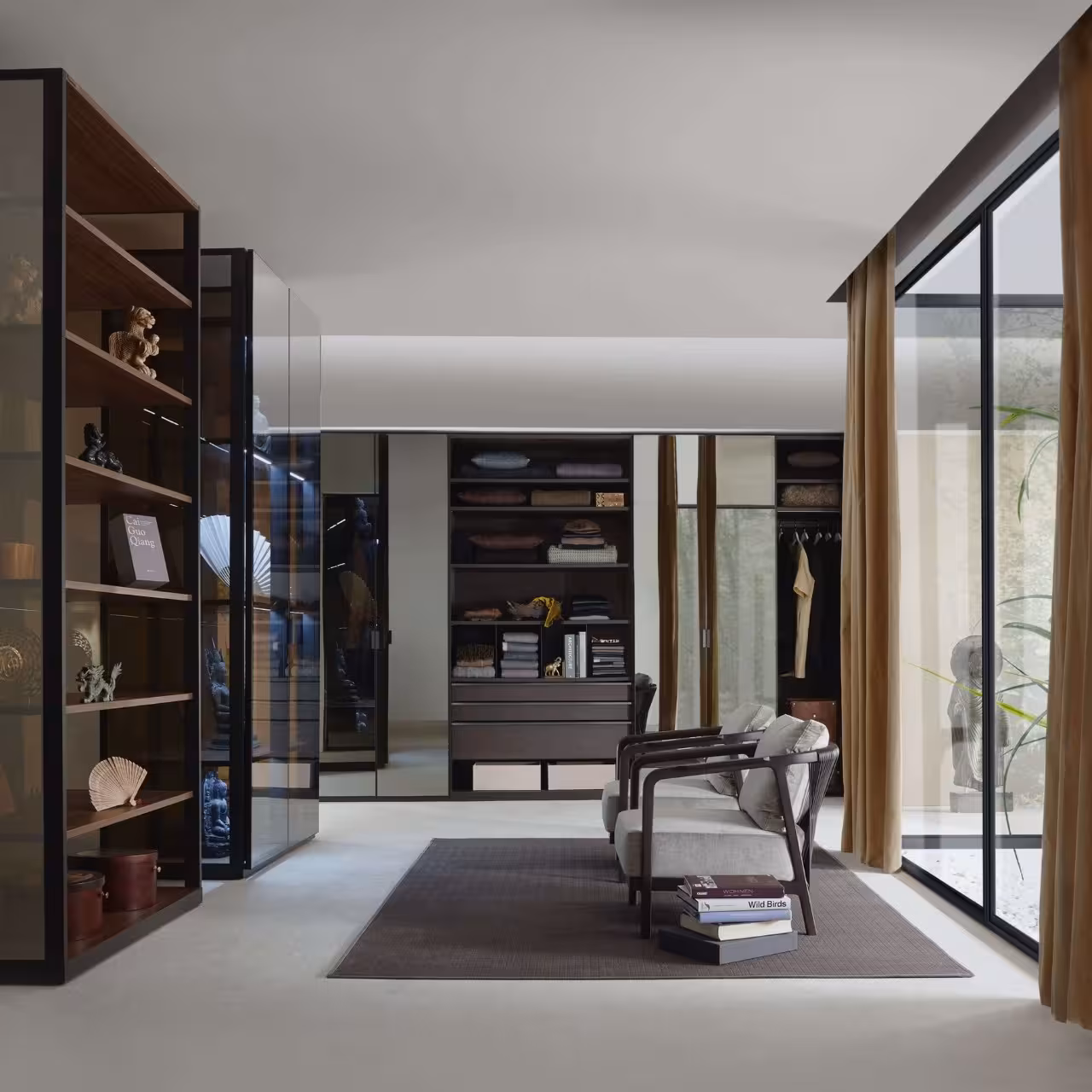 Modernes Zimmer mit hohen Regalen