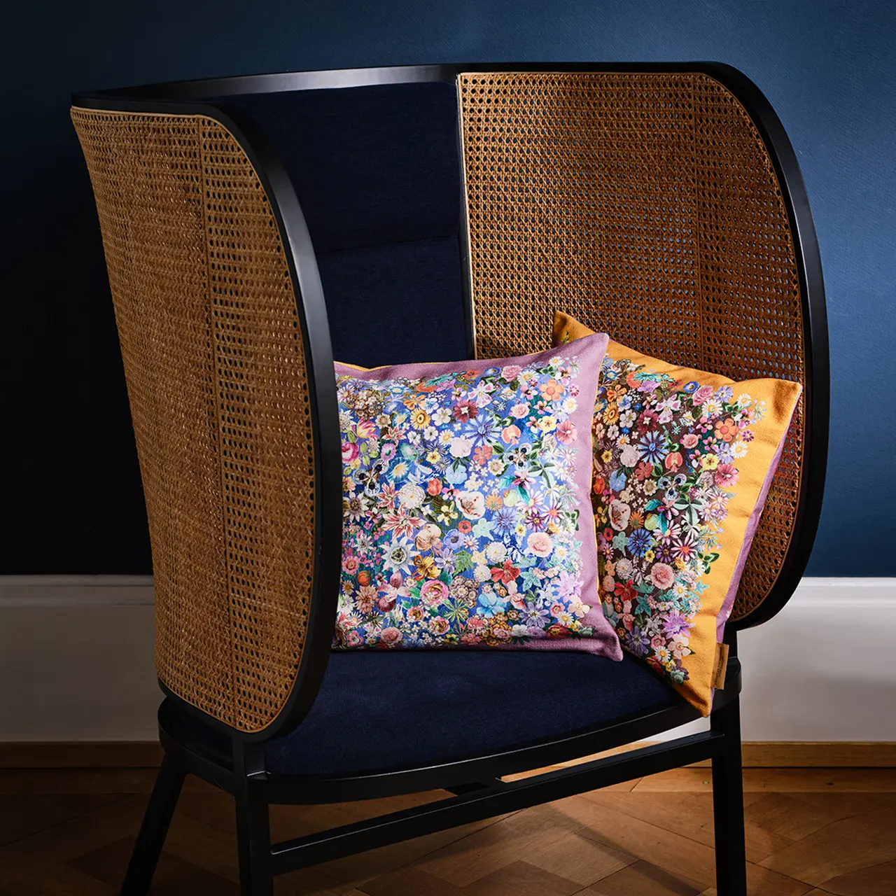 Sessel, Schaukelstuhl, Rattan, Korbgeflecht, Kissen floral, 