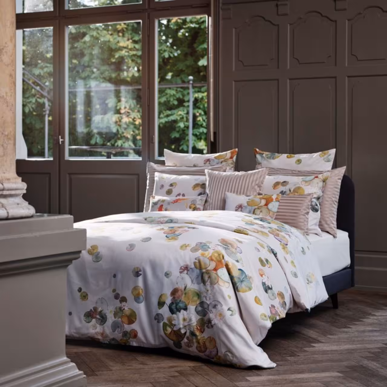 Bettwäsche, Bettbezug, Kissen, Print, Blumenmuster, Bettwäsche Ninfea von Christian Fischbacher - Lifestylebild im Schlafzimmer