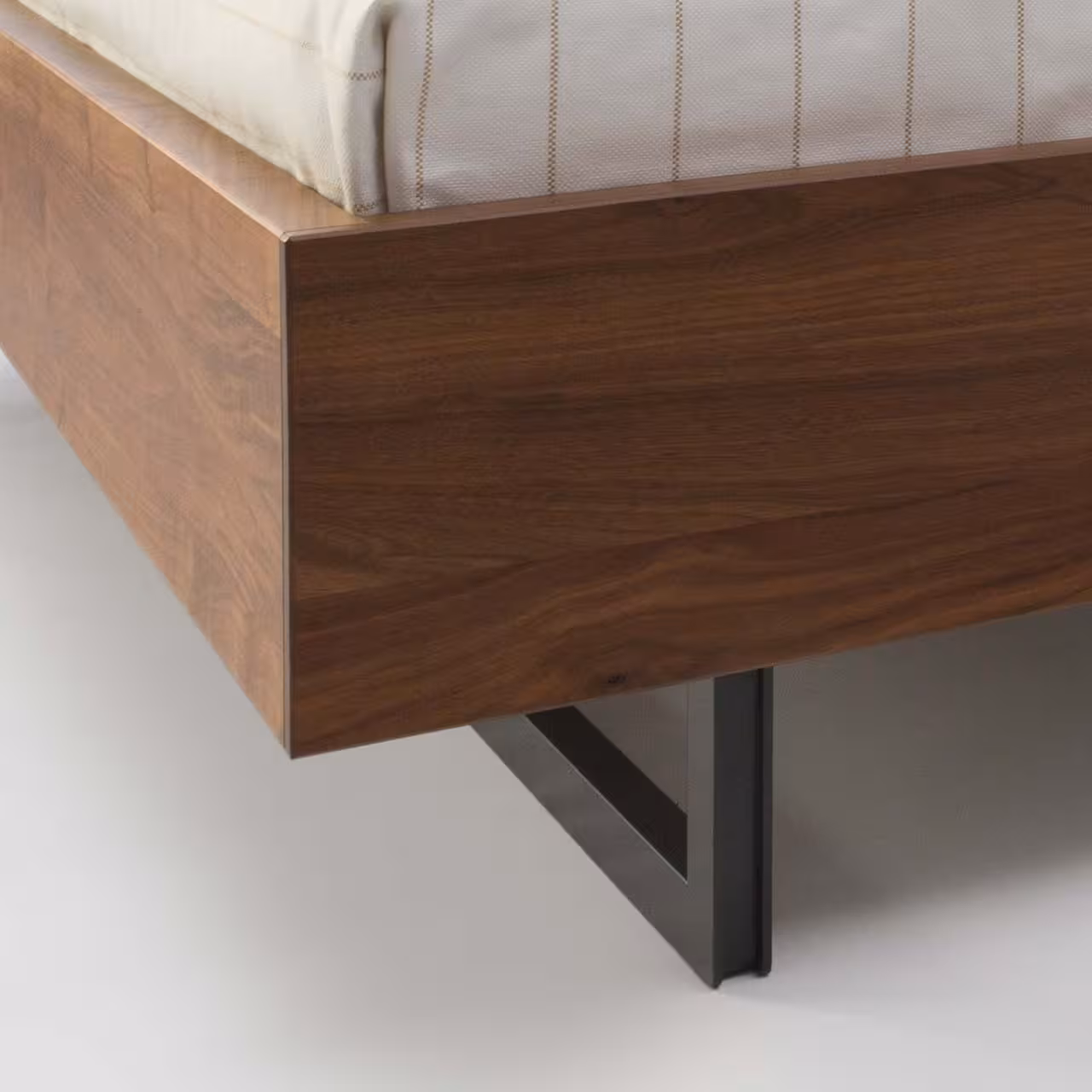 Holzbett Rear dunkles Holz  Detail Fußendende    