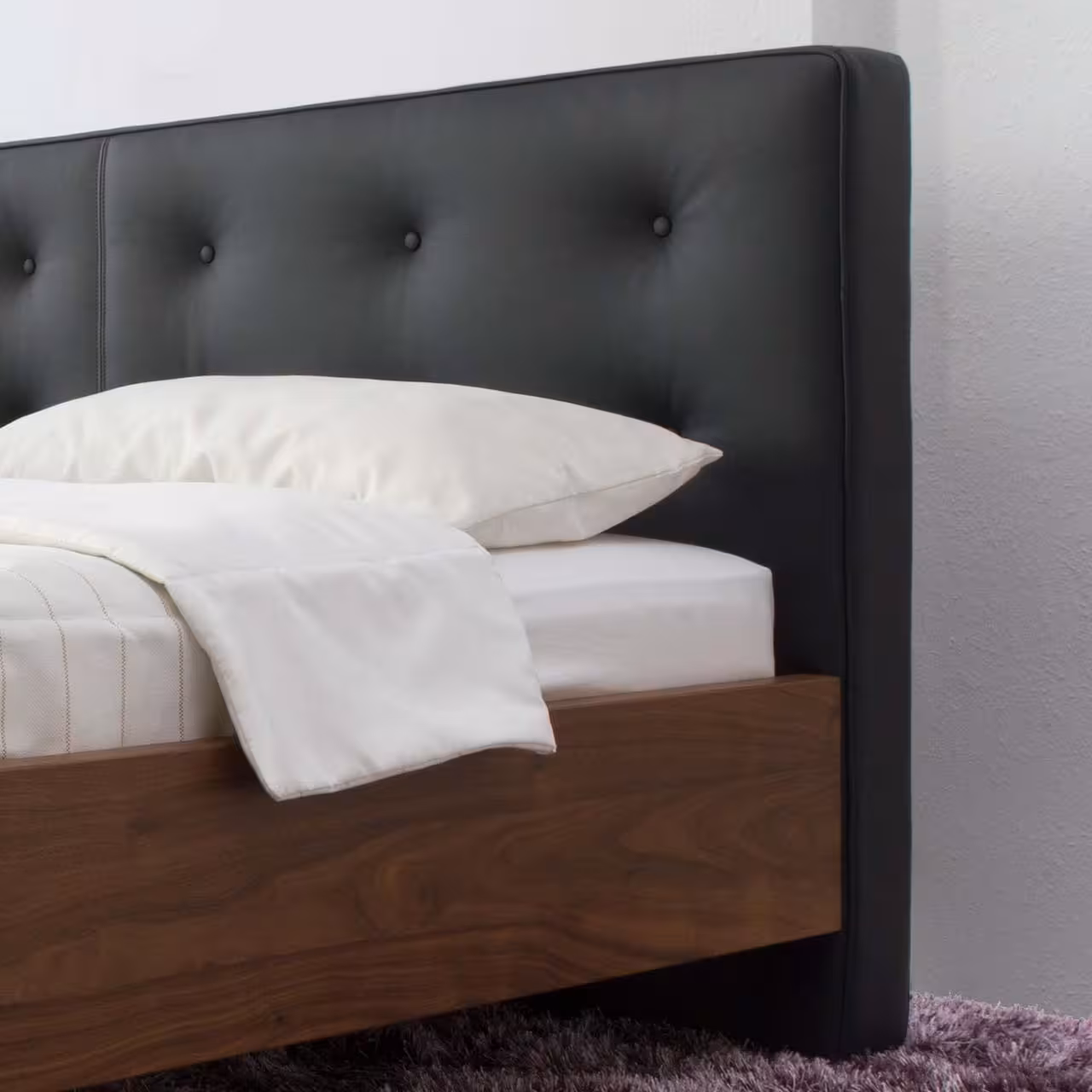 Holzbett Rear dunkles Holz mit gepolstertem Kopfteil