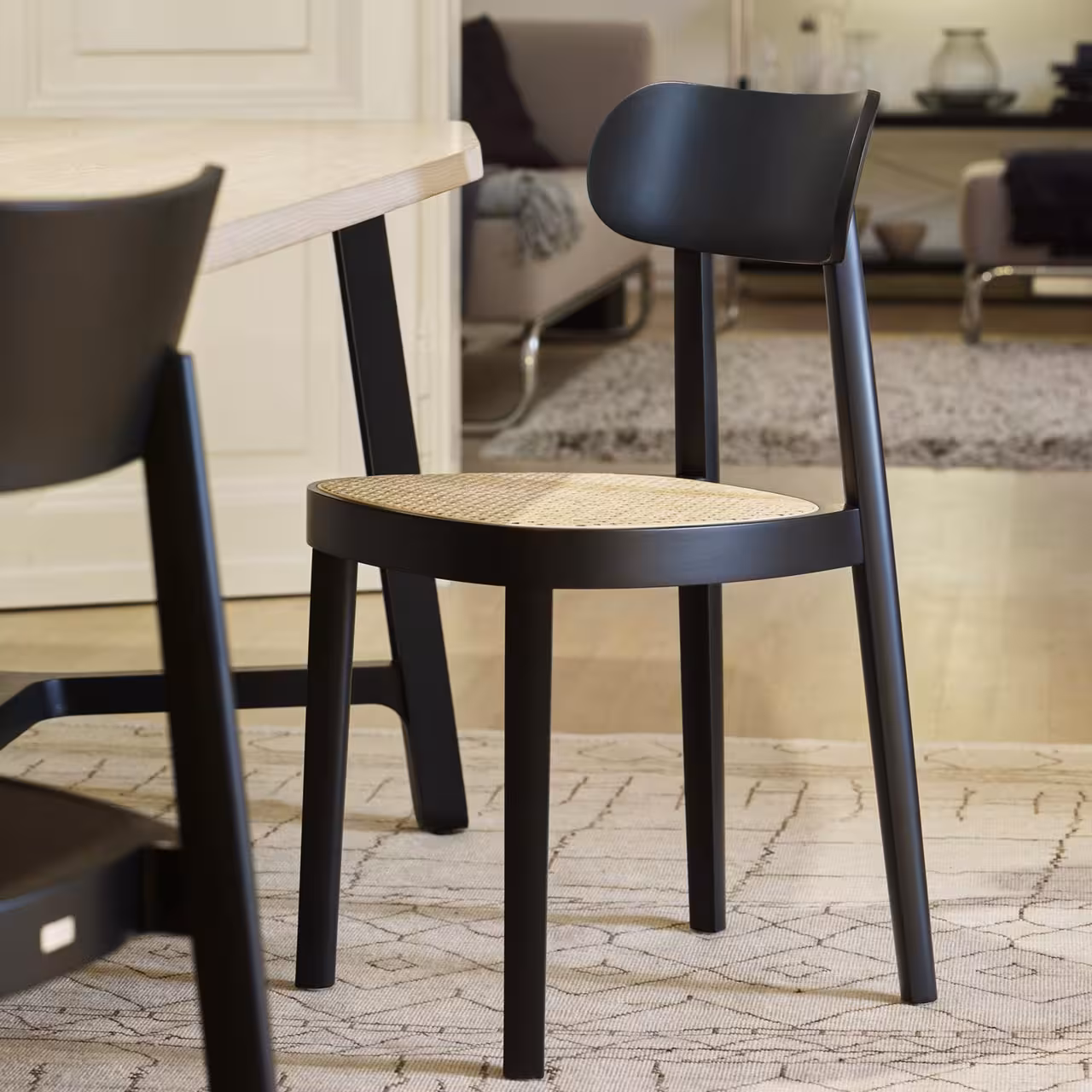 Eleganter schwarzer Stuhl in Wohnzimmer