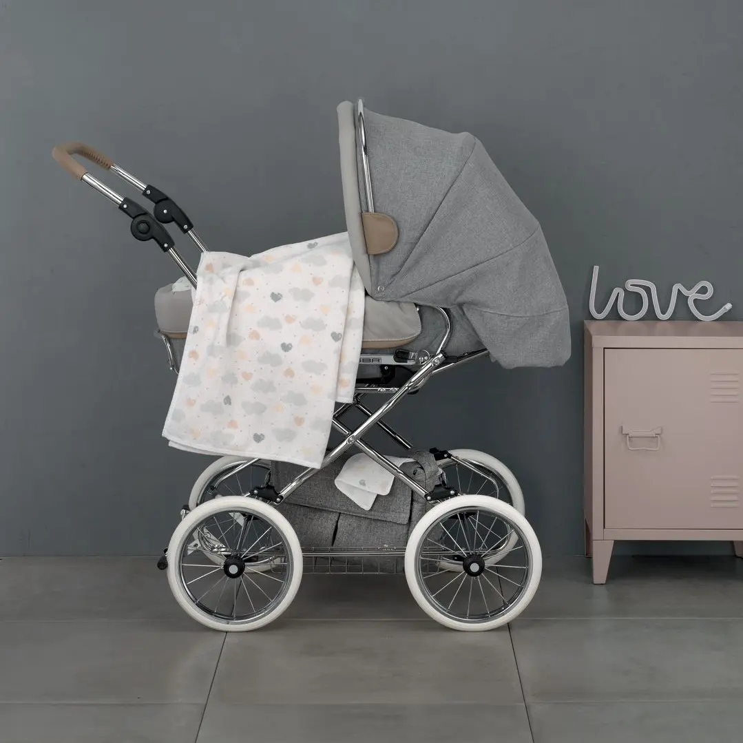 Serie Lovely Sky hellgrau mit Wolken und Herzchen gefaltet mit Dekoration an Kinderwagen