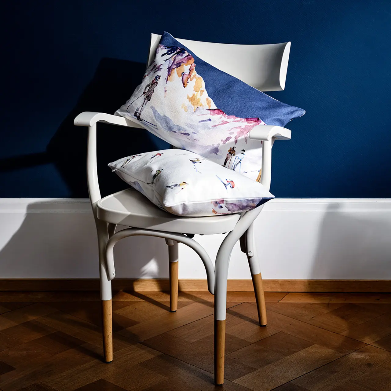 stuhl, stapelhocker, kissen, stoffkissen, blaue wand, 