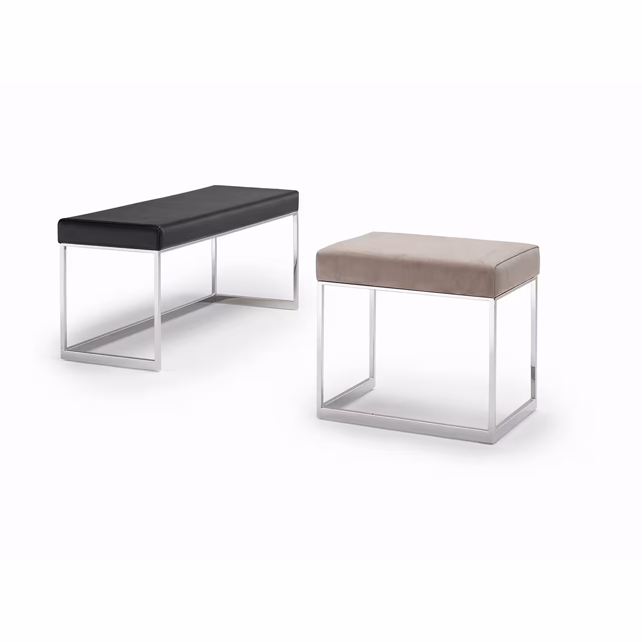 Bettbank und Hocker beige und braun auf weiß