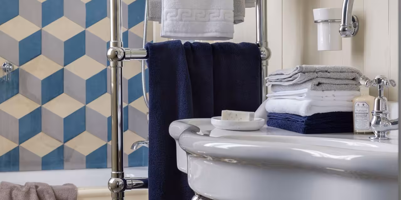 Blick in Badezimmer durch Tür