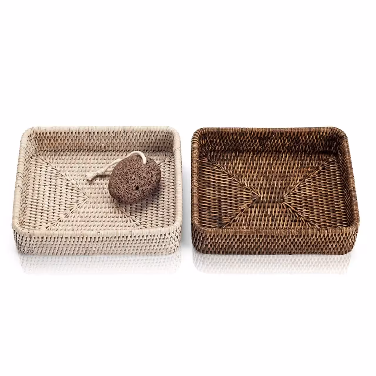 Zwei Körbe aus Geflecht, beige und braun