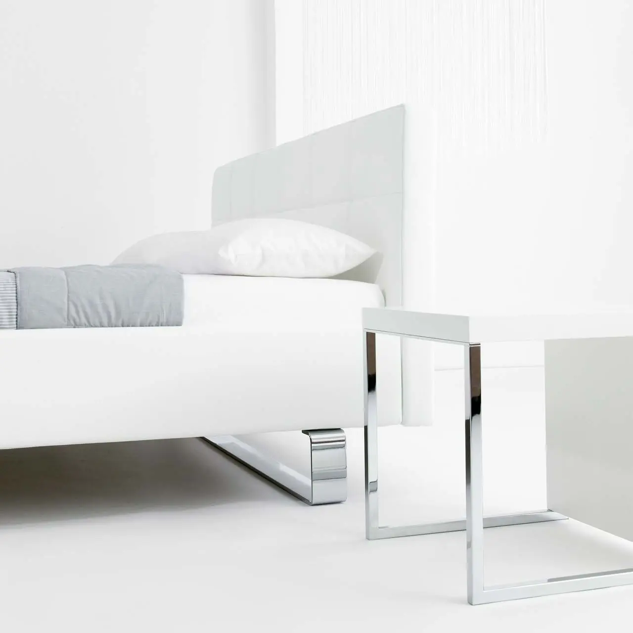Polsterbett Rear weiß mit Chromfüßen in Schlafzimmer