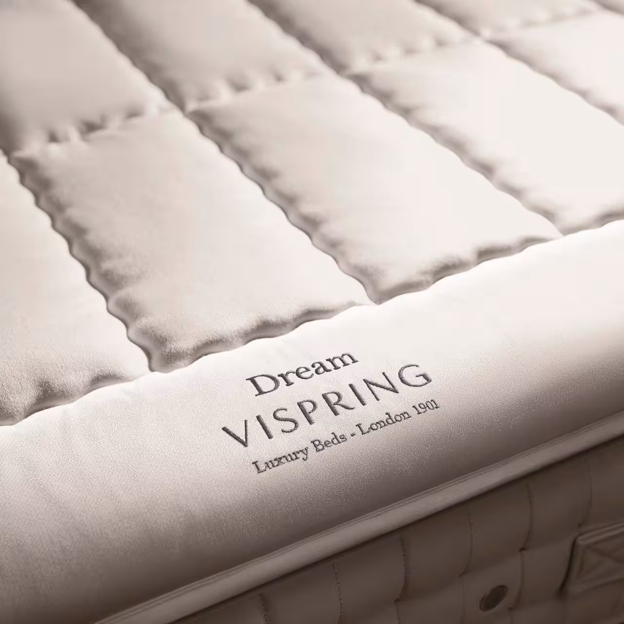 Topper Dream weiß mit Stickerei Logo Detail