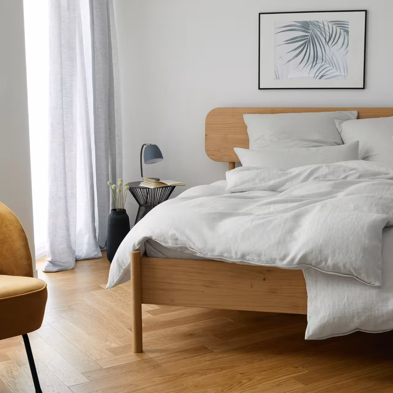 Bettwäschegarnitur Breezee kreideweiß auf Bett in Schlafzimmer