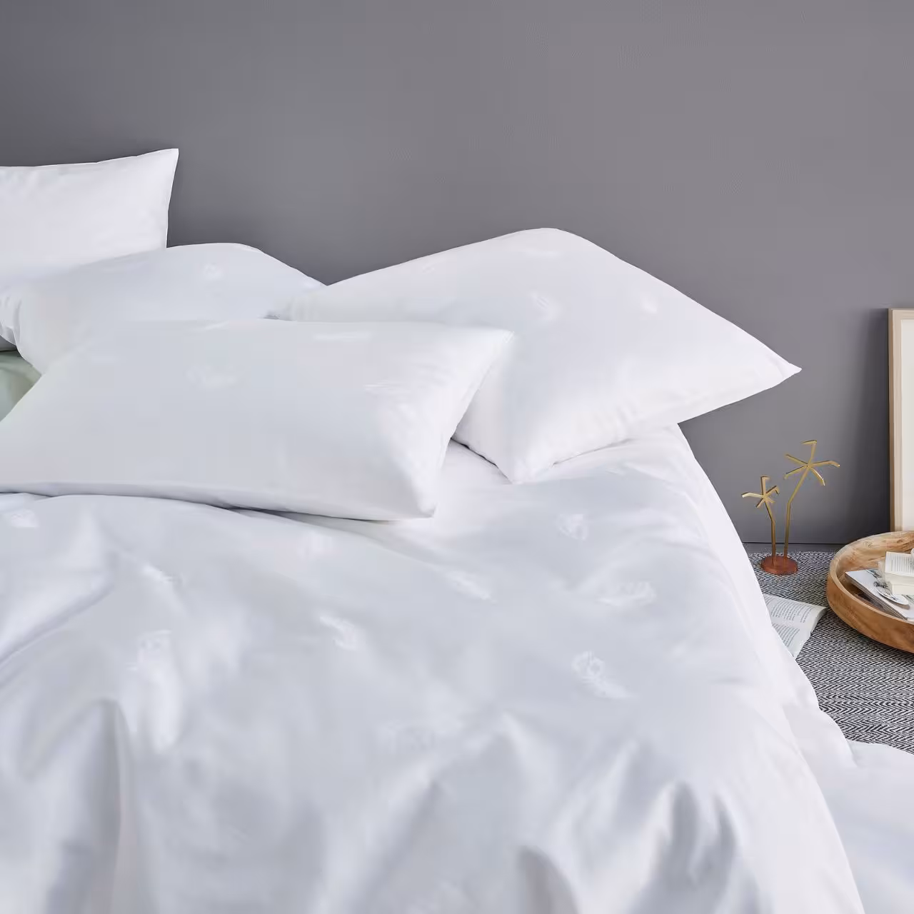Bettwäschegarnitur Plume weiß mit Federmuster in Schlafzimmer 