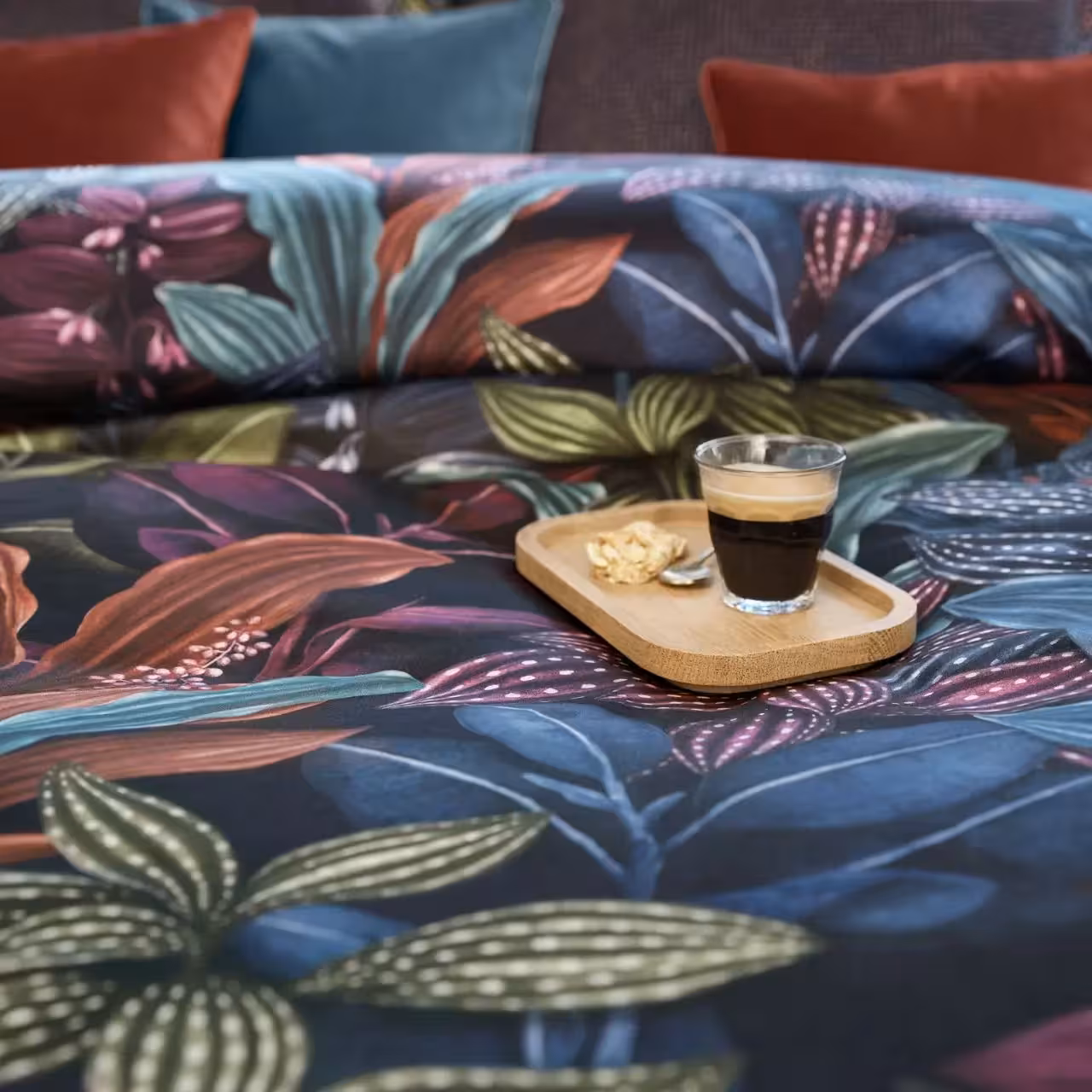 Bettwäschegarnitur Aramis florales Motiv bunt auf schwarz auf Bett in Schlafzimmer