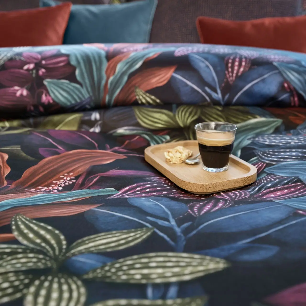 Bettwäschegarnitur Aramis florales Motiv bunt auf schwarz auf Bett in Schlafzimmer