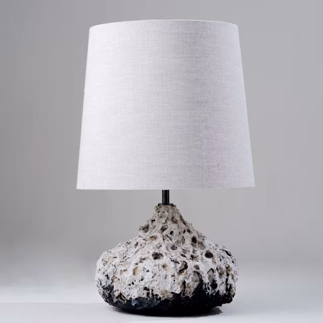 Tischlampe Ara hellgrau mit Keramikfuß