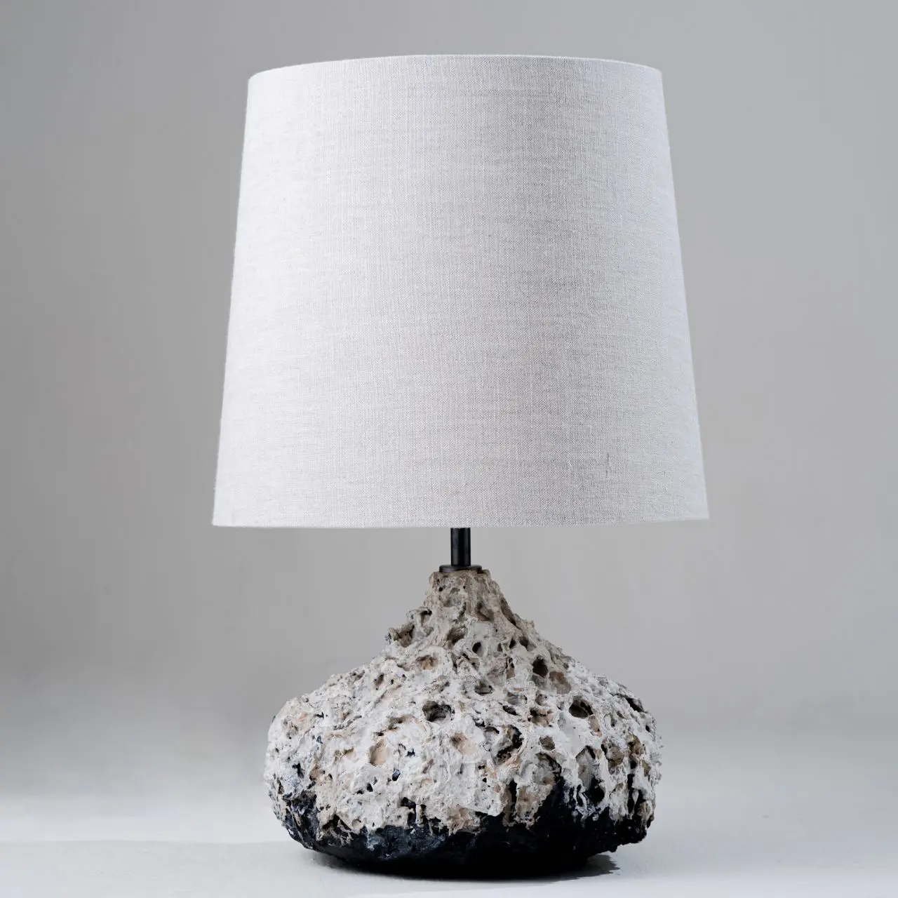 Tischlampe Ara hellgrau mit Keramikfuß